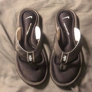 Black Nike Flip Flips